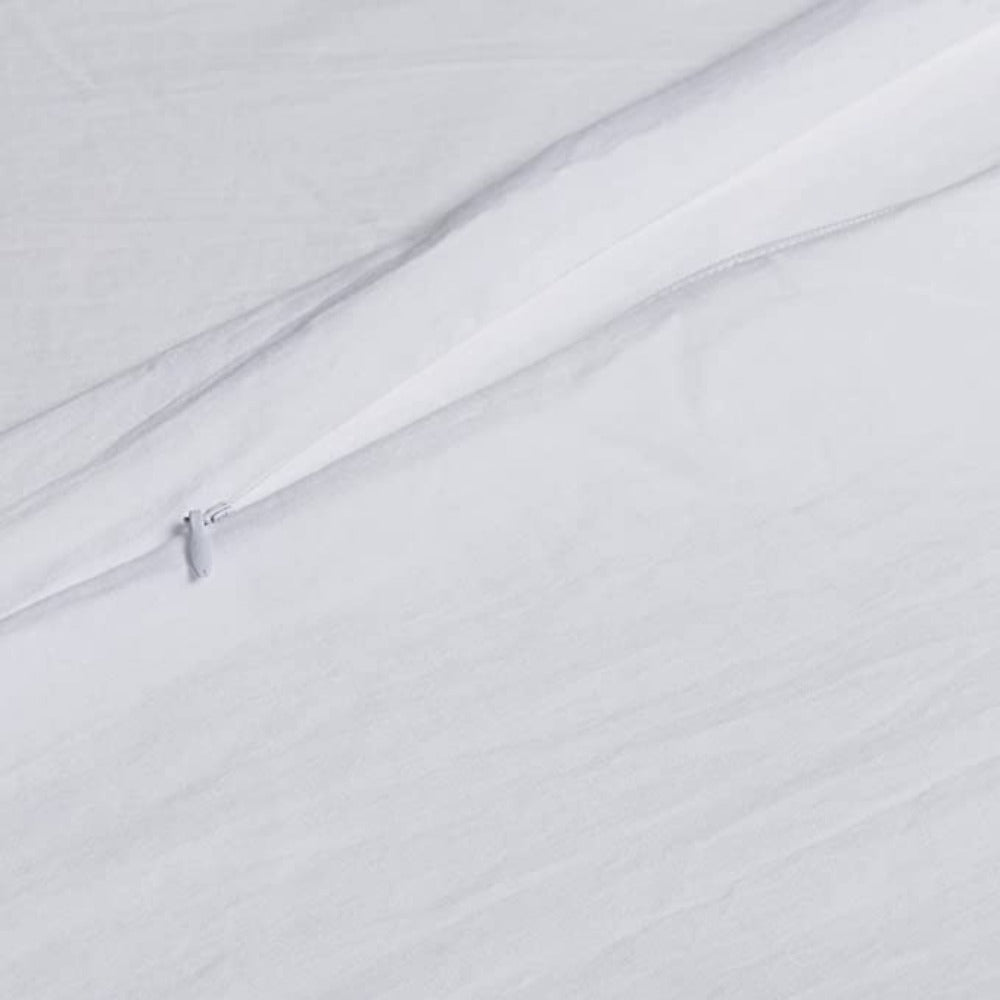 Close-up of the zipper closure on a crinkle prewashed duvet cover